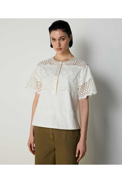 EYELET FLOWER APPLIQUE T-SHIRT