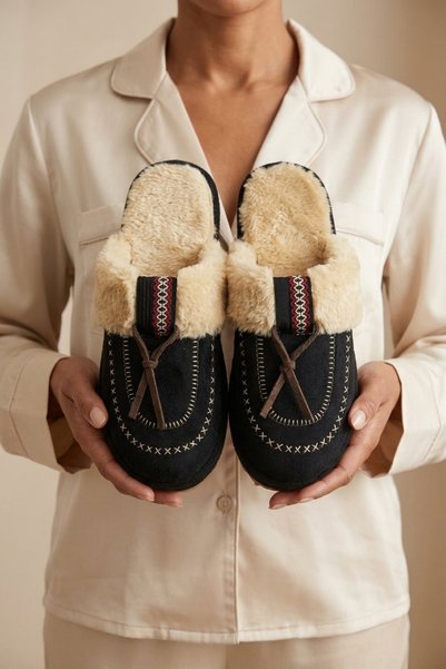 Women's Black Suede Lace Detailed Furry House Slippers 3 cm Byndmtfkurkbagcik