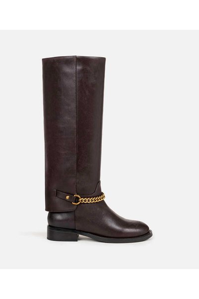 Leather boots with chain accessory