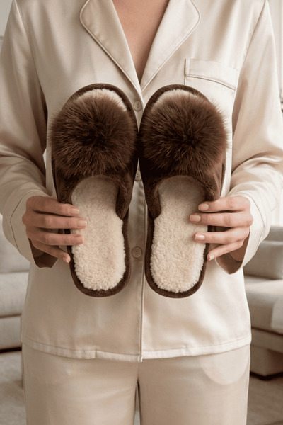 Women's Bitter Brown Open-Front Plush Winter House Slippers with Single Pompom Detail 3 cm Byndtpwrpon03