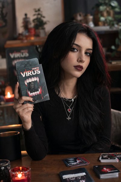 Vampire Virus забавна стратешка игра со карти за семејни и пријателски собири