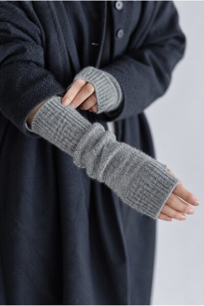 Long knitted gloves
