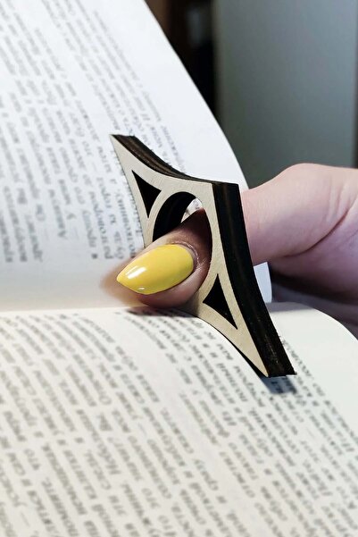 Дрвен држач за прст за страници на книга