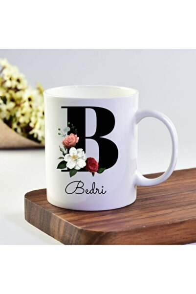 Бела шолја со име Бурак и принт на почетната буква Б