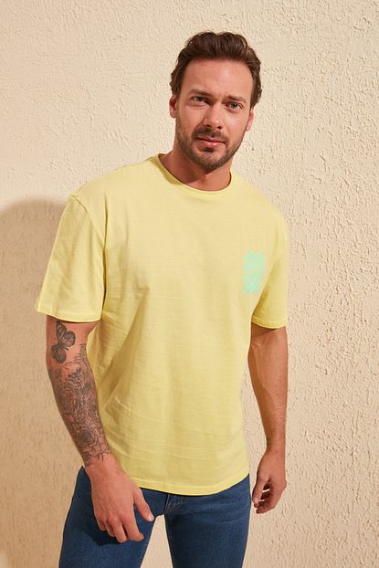 Trendyol Man Sari Erkek Sirt Baskili Bol Kesim T Shirt Tmnss20ts1036 Trendyol
