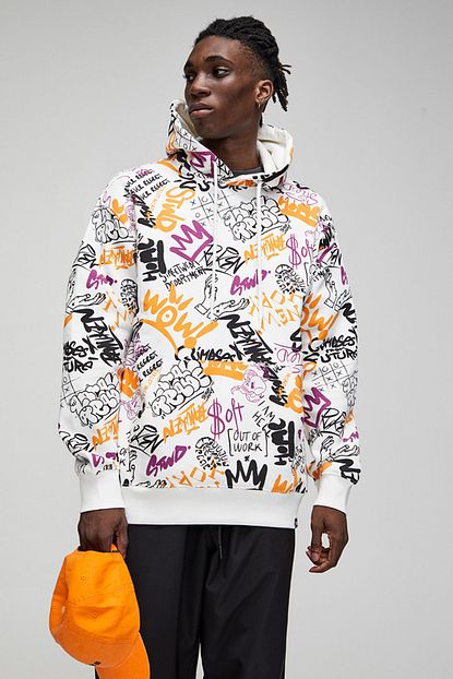 Pull Bear Erkek Beyaz Grafiti Desenli Kapusonlu Sweatshirt 05596544 Trendyol