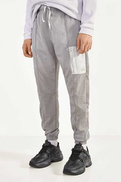 Bershka Erkek Gri Reflektor Cepli Jogging Fit Pantolon 00336665 Trendyol