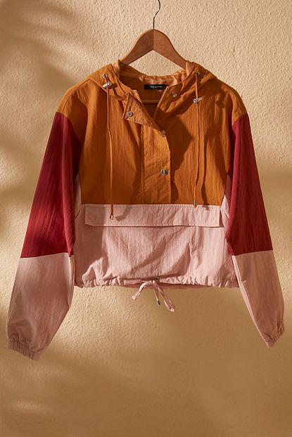 Trendyolmilla Cok Renkli Kapusonlu Su Itici Ozellikli Renk Bloklu Kanguru Mont Twoss20mo0041 Trendyol