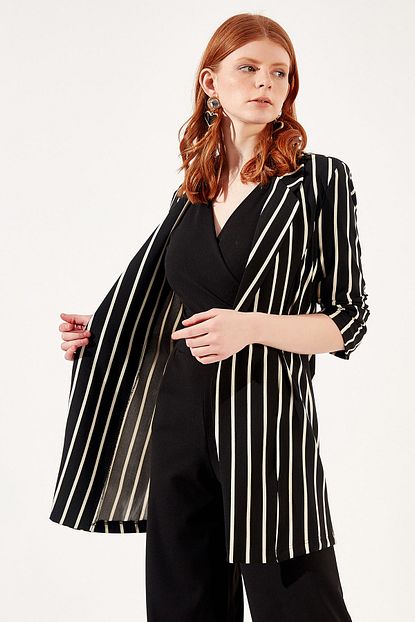https www trendyol com manche siyah beyaz kadin cizgili ceket mk20s359515 p 39394539
