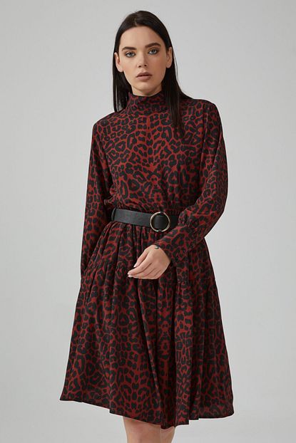 Gusto Kadin Bordo Dik Yakali Etegi Buzgulu Beli Lastikli Kolu Mansetli Leopar Desenli Elbise Trendyol