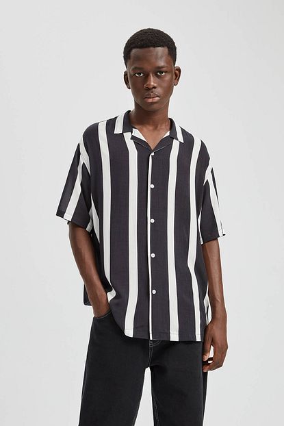 Pull Bear Erkek Siyah Dikey Cizgili Gomlek 05474583 Trendyol
