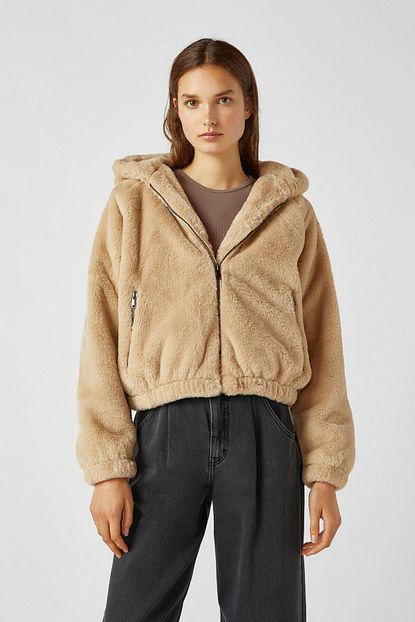 Pull Bear Kadin Kum Rengi Kapusonlu Suni Kurk Mont 09710324 Trendyol