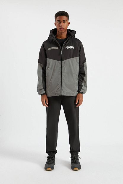 Pull Bear Erkek Gumus Kapusonlu Reflektor Nasa Logolu Yagmurluk 09710528 Trendyol