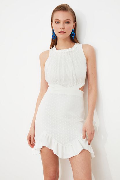 https www trendyol com trendyolmilla beyaz bel dekolteli puantiyeli elbise tprss19fz0120 p 4758296