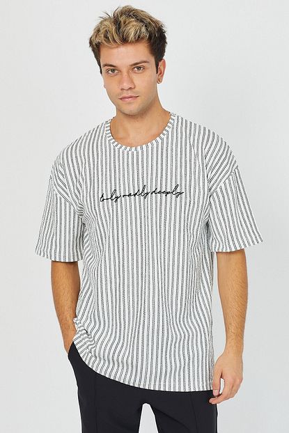 Karpefingo Erkek Beyaz Cizgili Onu Dikisli Oversize T Shirt Trendyol
