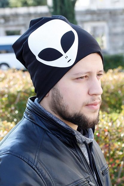 Extrasepetim Beyaz Renk Alien Figurlu Siyah Erkek Bere Trendyol