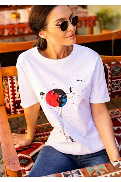 Trend Kocu Satur Ustunde Yuruyen Kiz Kadin Tshirt Trendyol