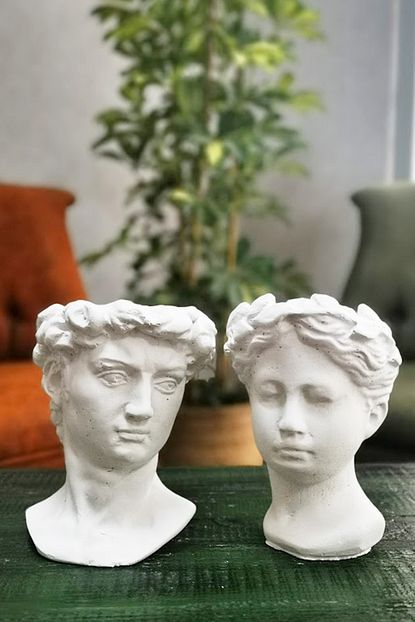 Antik Helen Kafasi Beton El Yapimi Bust Saksi Ekru Boyali Taci Altin Hanimeli Bitkili 2020 Antika Saksi El Yapimi