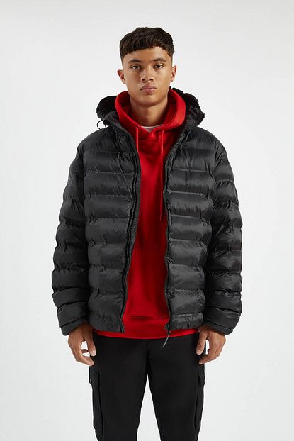 Pull Bear Erkek Siyah Aplikeli Kapusonlu Sisme Mont 09710532 Trendyol