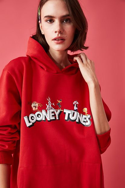 Trendyolmilla Kirmizi Looney Tunes Lisansli Baskili Boyfriend Orme Sweatshirt Twoaw21sw0202 Trendyol