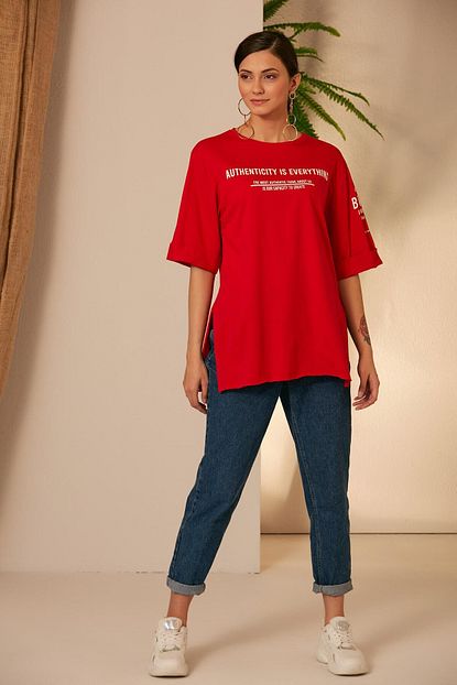 Kare Butik Kadin Kirmizi Everythink Baskili Duble Kol Boyfriend T Shirt Trendyol