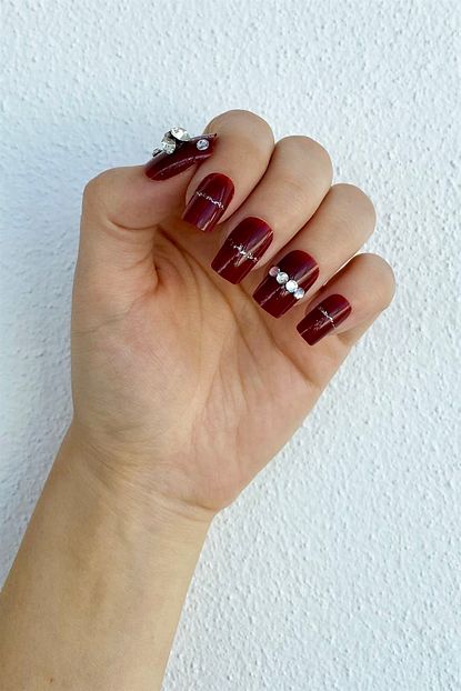 Takistir 24 Lu Bordo Renk Simli Kendinden Yapiskanli Takma Tirnak Trendyol