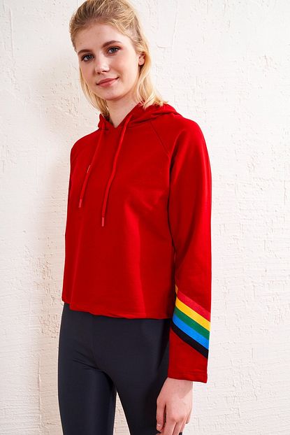 Butiktozlu Kadin Kirmizi Kapusonlu Kollari Renkli Baskili Sweatshirt Trendyol
