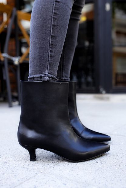 Shoemark Kadin Siyah Sivri Burun Bot Trendyol