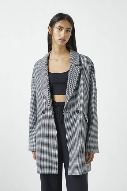 Pull Bear Kadin Beyaz Siyah Kazayagi Desenli Ince Kaban 09751303 Trendyol