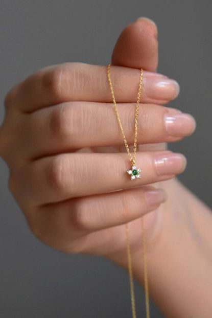 925 ayar gumus gold kaplama minimal yesil tasli cicek kolye