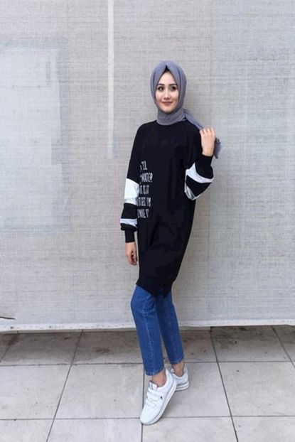 Esinay Kadin Siyah Onu Parlak Yazili Kollari Renkli Sweat Tunik Trendyol