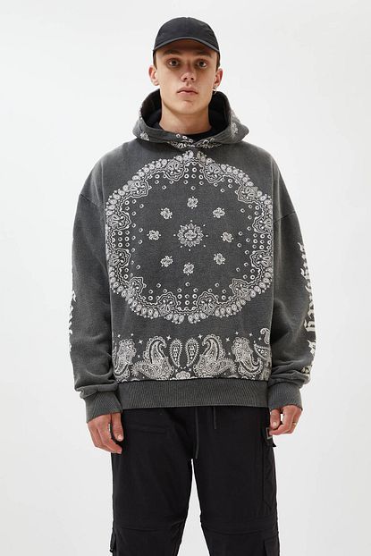 Pull Bear Erkek Siyah Siyah Bandana Desenli Kapusonlu Sweatshirt 09594567 Trendyol