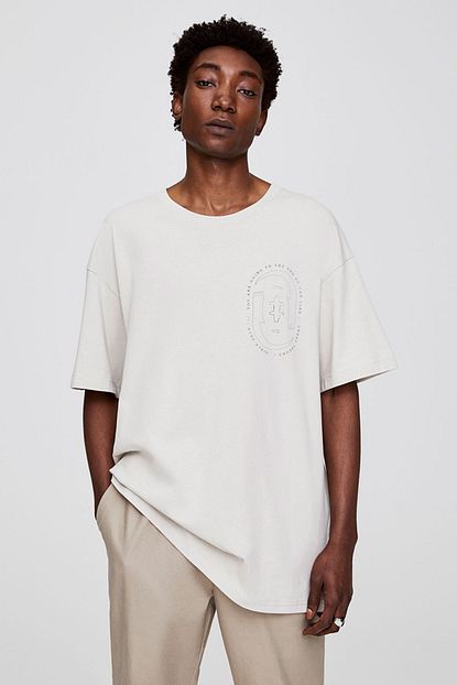 Pull Bear Erkek Dogal Sekil Gorselli Bej T Shirt 05238534 Trendyol