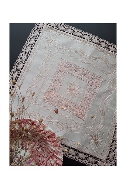 Wellstil Buldan Ipek Haseki Serisi Dantel Ve Suzani Nakis Detayli Sehpa Ortusu 40 X 40 Cm Pudra Rengi Trendyol