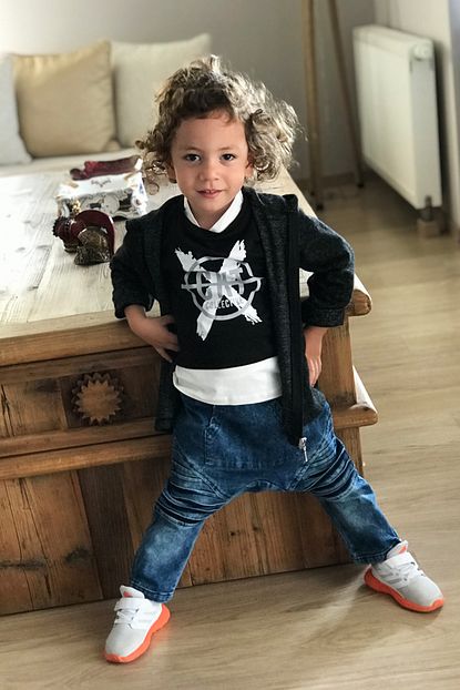 Esbabe Erkek Cocuk Gri Kapsonlu Sweatshirt Salvar Model Mavi Jean Yazili Bluz 3 Lu Tarz Takim Trendyol