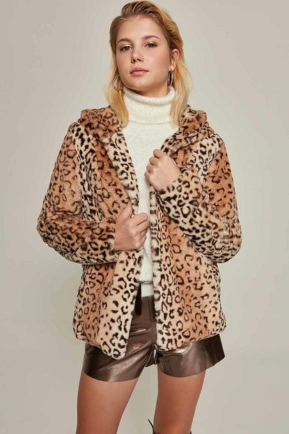 Y London Kadin Vizon Leopar Desenli Kapsonlu Kurk Mont 21186 Y19w127 L21186leo Trendyol