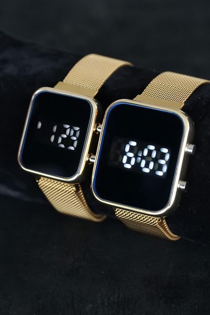 Choppers Gold Hasir Metal Kordonlu Dijital Led Sevgili Saat Kombini Trendyol Hedi̇ye paketi̇nde özenle paketlenerek gönderi̇lecekti̇r 1 adet choppers marka bayan kol saat 1 adet bayan bileklik 1 adet kaşeli garanti belgesi 1 adet orijinal kutusu çi̇çek. trendyol