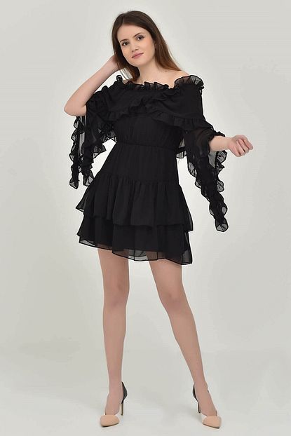 modakapimda siyah firfirli sifon elbise