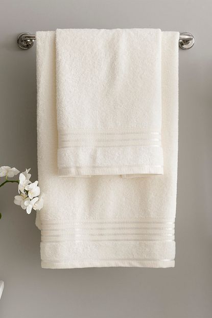 English Home Romantic Stripe Floslu Banyo Havlusu Takimi 50x85cm 70x150cm Acik Gri Trendyol