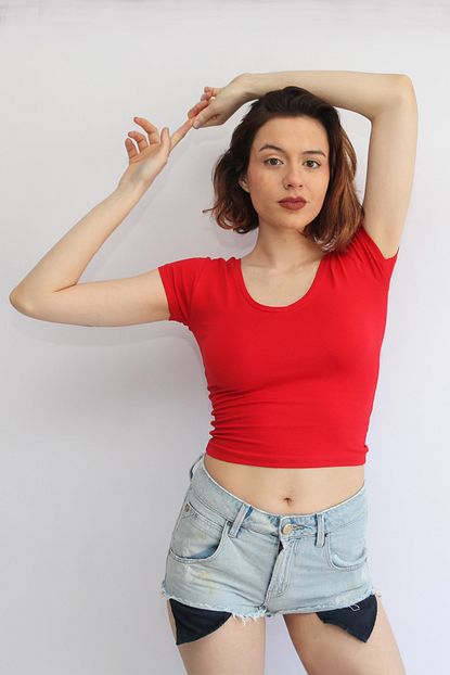 Rosse Butik Kadin On Arka V Yaka Kirmizi Crop Top T Shirt Trendyol