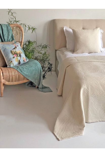 Deco Center Bej Gofreli Yaprak Desen Cift Kisilik Yatak Ortusu 220x240 2 Adet Yastik 50x50 Trendyol