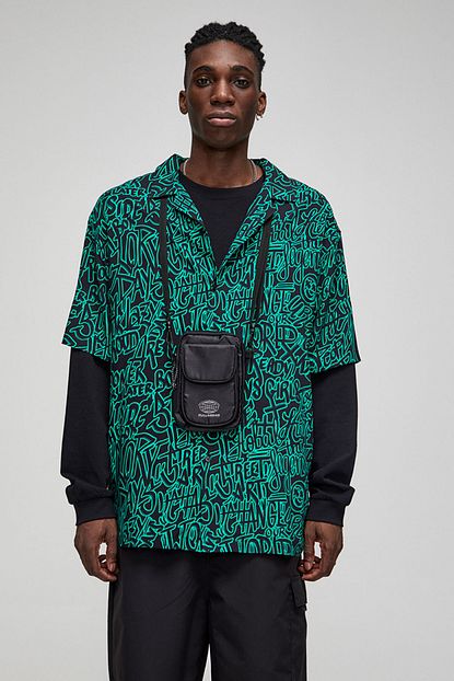 Pull Bear Erkek Siyah Grafiti Desenli Viskoz Gomlek 05474550 Trendyol