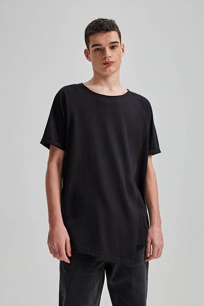 Pull Bear Erkek Siyah Asimetrik Kenarli Basic T Shirt 09244561 Trendyol