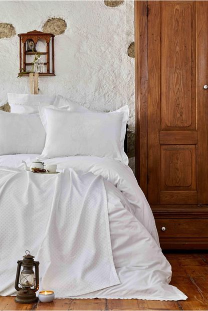 Karaca Home Julita White Cift Kisilik Dantelli Nevresim Ve Bambu Pike Takimi Trendyol