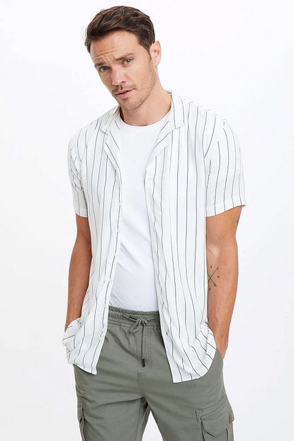 Defacto Erkek Beyaz Cizgili Slim Fit Kisa Kollu Gomlek L7758az 19sm Wt34 Trendyol