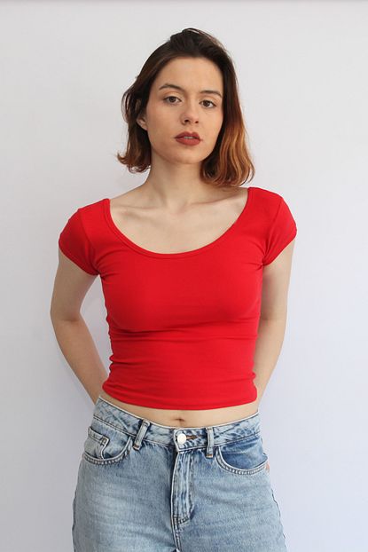 Rosse Butik Kadin Kirmizi Genis Yaka Crop Top T Shirt Trendyol
