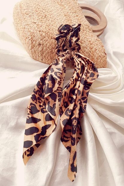 Bahels Kadin Kahve Renk Leopar Desenli Saten Lux Fularli Sac Lastigi Toka Fk02 Trendyol