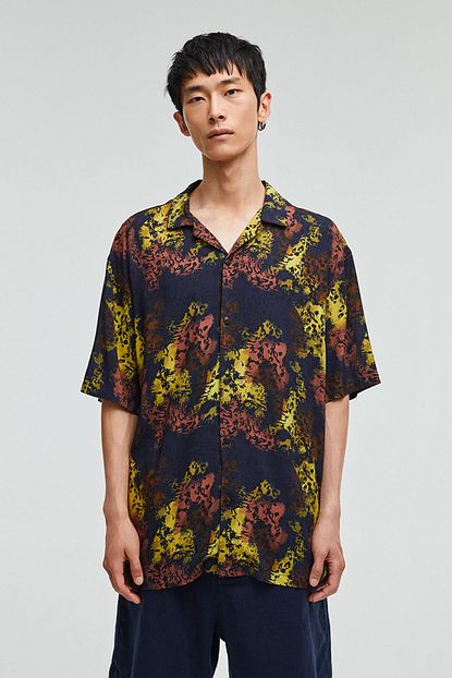 Pull Bear Erkek Siyah Siyah Leopar Desenli Gomlek 09474917 Trendyol