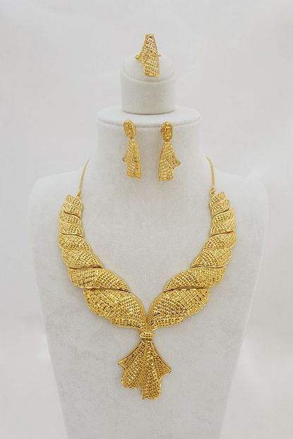 Bijoux Gold 22 Ayar Altin Kaplama Kolye Kupe Yuzuk Modern Luks Dugun Taki Seti Trendyol