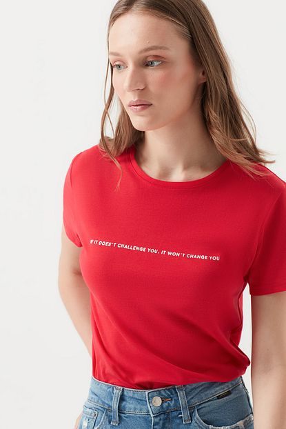 Mavi Kadin Slogan Baskili Kirmizi Tisort 168786 30777 Trendyol